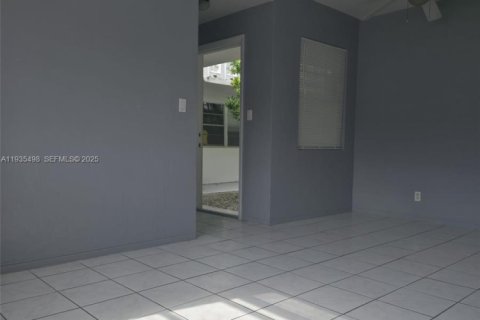 Casa en alquiler en Hollywood, Florida, 1 dormitorio, 69.68 m2 № 1993699 - foto 3