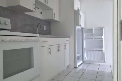 Casa en alquiler en Hollywood, Florida, 1 dormitorio, 69.68 m2 № 1993699 - foto 8