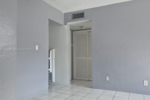 Casa en alquiler en Hollywood, Florida, 1 dormitorio, 69.68 m2 № 1993699 - foto 2