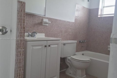 Casa en alquiler en Hollywood, Florida, 1 dormitorio, 69.68 m2 № 1993699 - foto 17