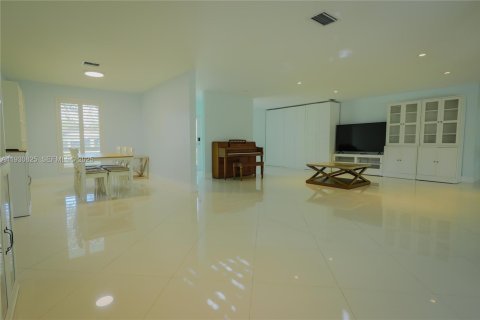 House in Miami, Florida 4 bedrooms, 170.94 sq.m. № 1989697 - photo 10