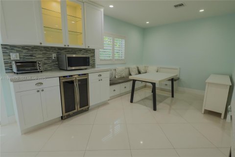 House in Miami, Florida 4 bedrooms, 170.94 sq.m. № 1989697 - photo 12