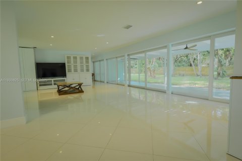 House in Miami, Florida 4 bedrooms, 170.94 sq.m. № 1989697 - photo 9