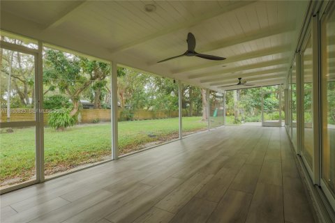 House in Miami, Florida 4 bedrooms, 170.94 sq.m. № 1989697 - photo 3
