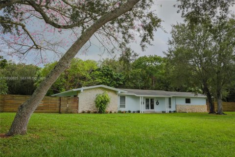 House in Miami, Florida 4 bedrooms, 170.94 sq.m. № 1989697 - photo 1