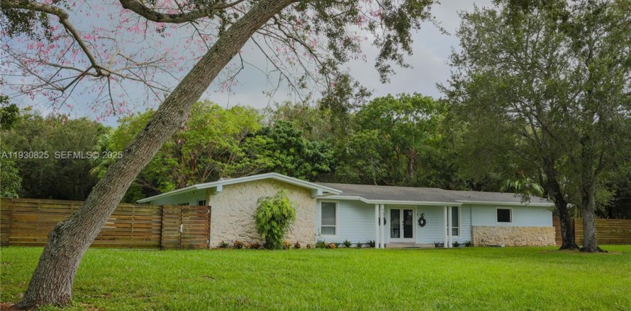 House in Miami, Florida 4 bedrooms, 170.94 sq.m. № 1989697