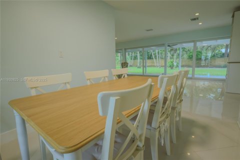 House in Miami, Florida 4 bedrooms, 170.94 sq.m. № 1989697 - photo 11