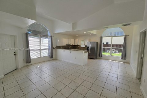 Снять в аренду виллу или дом в Халландейл-Бич, Флорида 3 спальни, 120.77м2, № 1964973 - фото 5