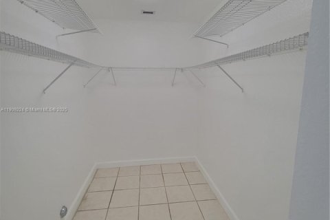 Снять в аренду виллу или дом в Халландейл-Бич, Флорида 3 спальни, 120.77м2, № 1964973 - фото 8