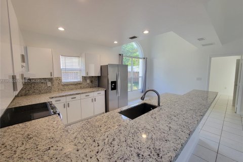 Снять в аренду виллу или дом в Халландейл-Бич, Флорида 3 спальни, 120.77м2, № 1964973 - фото 16