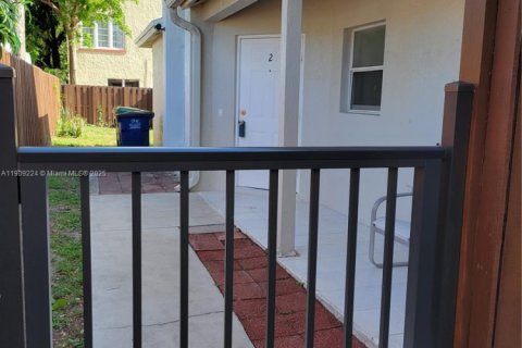 Снять в аренду виллу или дом в Халландейл-Бич, Флорида 3 спальни, 120.77м2, № 1964973 - фото 2