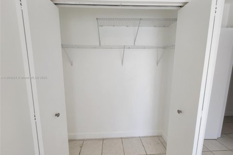 Снять в аренду виллу или дом в Халландейл-Бич, Флорида 3 спальни, 120.77м2, № 1964973 - фото 14