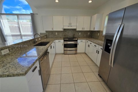Снять в аренду виллу или дом в Халландейл-Бич, Флорида 3 спальни, 120.77м2, № 1964973 - фото 4