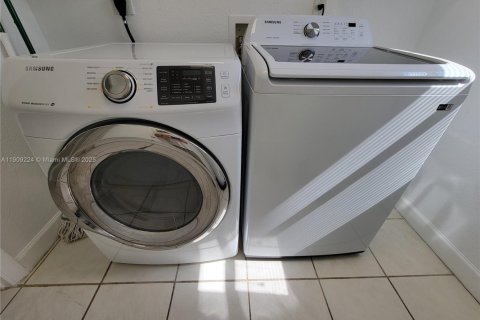 Снять в аренду виллу или дом в Халландейл-Бич, Флорида 3 спальни, 120.77м2, № 1964973 - фото 11