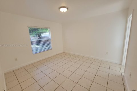 Снять в аренду виллу или дом в Халландейл-Бич, Флорида 3 спальни, 120.77м2, № 1964973 - фото 9