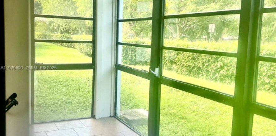 Condo in Hialeah, Florida, 2 bedrooms  № 2046117