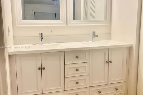 Condo in Hialeah, Florida, 2 bedrooms  № 2046117 - photo 4