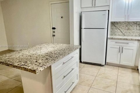 Condo in Hialeah, Florida, 2 bedrooms  № 2046117 - photo 5