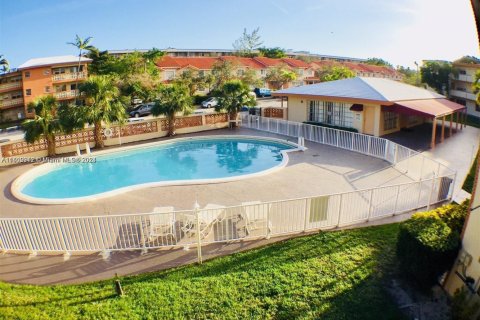 Condominio en venta en North Miami, Florida, 2 dormitorios, 121.79 m2 № 1695122 - foto 1
