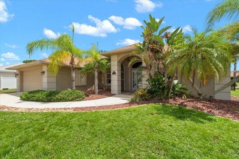 Villa ou maison à vendre à Punta Gorda, Floride: 4 chambres, 207.36 m2 № 1883696 - photo 3