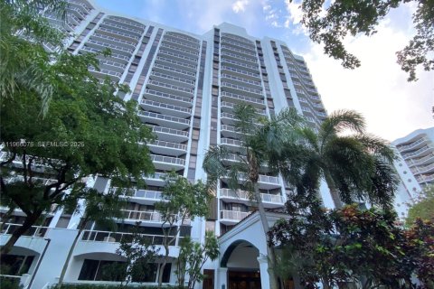 Condominio en alquiler en Aventura, Florida, 2 dormitorios, 121.7 m2 № 2027882 - foto 2