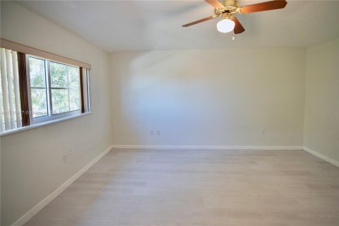 Townhouse in Miramar, Florida 3 bedrooms, 121.14 sq.m. № 1861929 - photo 13