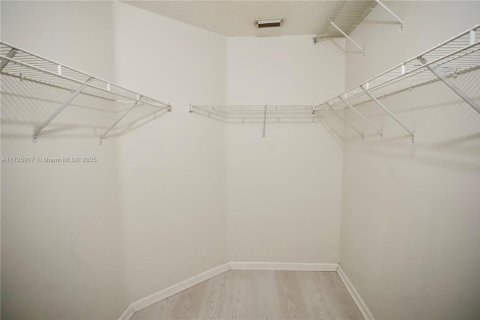 Townhouse in Miramar, Florida 3 bedrooms, 121.14 sq.m. № 1861929 - photo 16