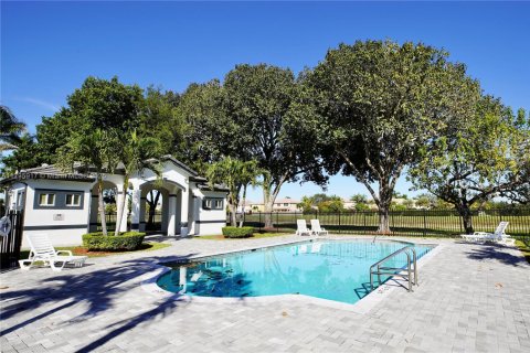 Townhouse in Miramar, Florida 3 bedrooms, 121.14 sq.m. № 1861929 - photo 24