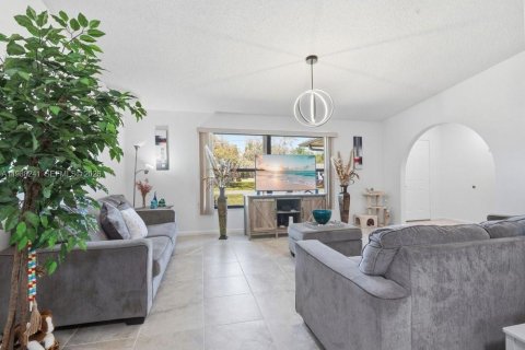 Villa ou maison à vendre à Kissimmee, Floride: 3 chambres, 180.32 m2 № 2051309 - photo 4