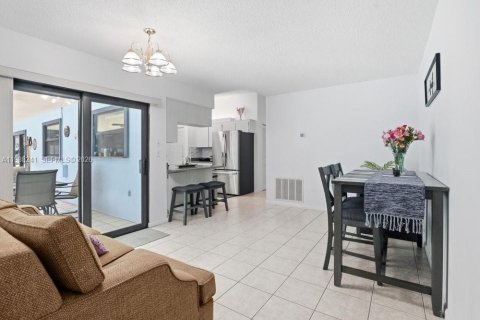 Villa ou maison à vendre à Kissimmee, Floride: 3 chambres, 180.32 m2 № 2051309 - photo 10