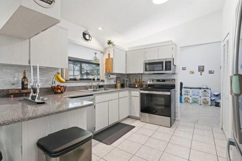 Villa ou maison à vendre à Kissimmee, Floride: 3 chambres, 180.32 m2 № 2051309 - photo 7