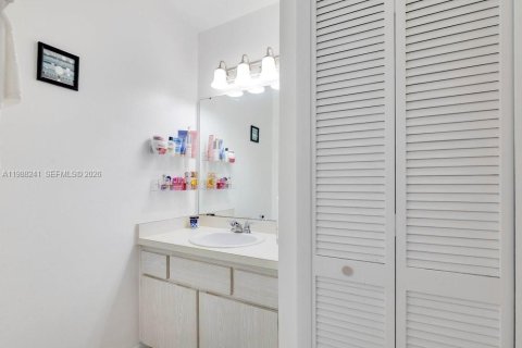 Villa ou maison à vendre à Kissimmee, Floride: 3 chambres, 180.32 m2 № 2051309 - photo 17