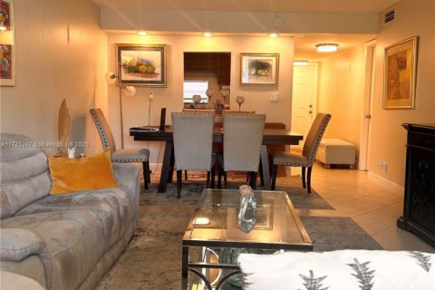 Снять в аренду кондоминиум в Пемброк-Пайнс, Флорида 2 спальни, 108.7м2, № 1958407 - фото 6