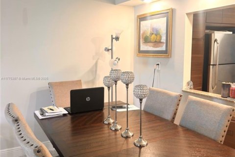 Снять в аренду кондоминиум в Пемброк-Пайнс, Флорида 2 спальни, 108.7м2, № 1958407 - фото 3