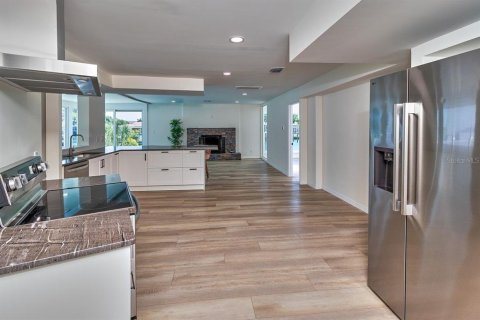 Casa en venta en Clearwater, Florida, 5 dormitorios, 286.7 m2 № 2424389 - foto 9