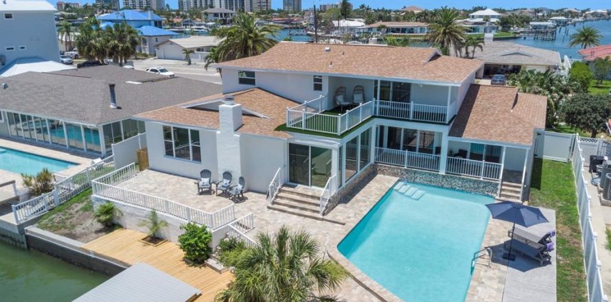 Casa en Clearwater, Florida 5 dormitorios, 286.7 m2 № 2424389