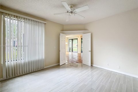 Condo in Plantation, Florida, 2 bedrooms  № 1973918 - photo 22