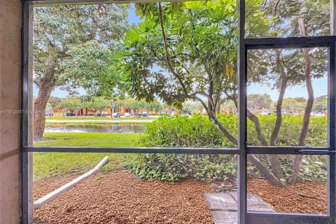 Condo in Plantation, Florida, 2 bedrooms  № 1973918 - photo 16