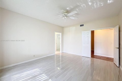 Condo in Plantation, Florida, 2 bedrooms  № 1973918 - photo 26