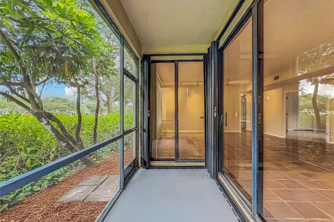 Condo in Plantation, Florida, 2 bedrooms  № 1973918 - photo 18