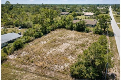 Propiedad comercial en Lehigh Acres, Florida № 2158379