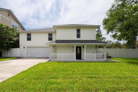 House in Gulfport, Florida 3 bedrooms, 167.97 sq.m. № 1742633 - photo 1