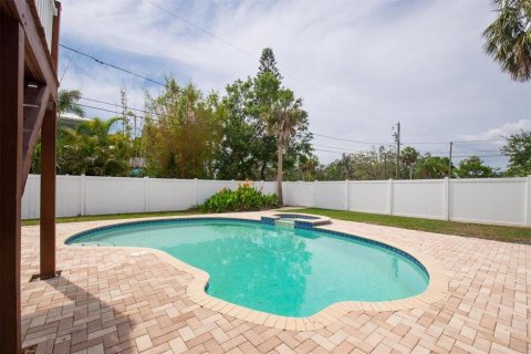 House in Gulfport, Florida 3 bedrooms, 167.97 sq.m. № 1742633 - photo 30