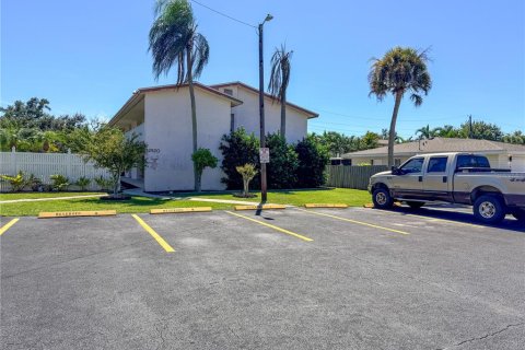 Commercial property in Sarasota, Florida 2 bedrooms, 70.79 sq.m. № 2395912