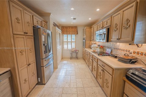 House in Hollywood, Florida 5 bedrooms, 252.69 sq.m. № 1713547 - photo 19