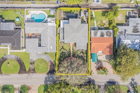 House in Hollywood, Florida 5 bedrooms, 252.69 sq.m. № 1713547 - photo 3