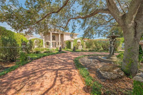 House in Hollywood, Florida 5 bedrooms, 252.69 sq.m. № 1713547 - photo 10