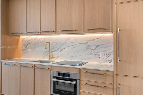 Condo in Miami, Florida, 1 bedroom № 2077580 - photo 11