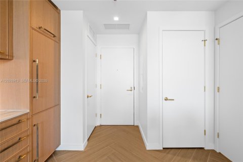 Condo in Miami, Florida, 1 bedroom № 2077580 - photo 12