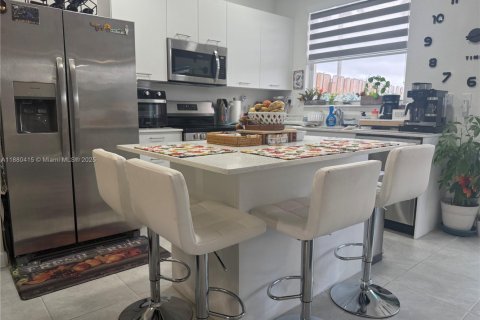 Снять в аренду виллу или дом в Майами, Флорида 3 спальни, 123.37м2, № 1924420 - фото 2